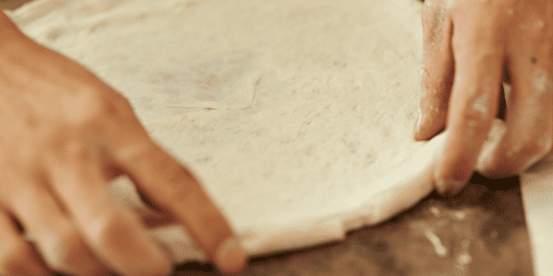 Разточване на тестото за пица