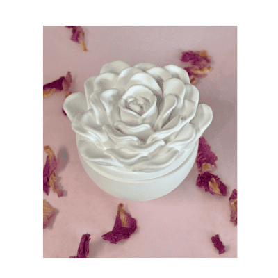 Свещ в керамичен съд цвете