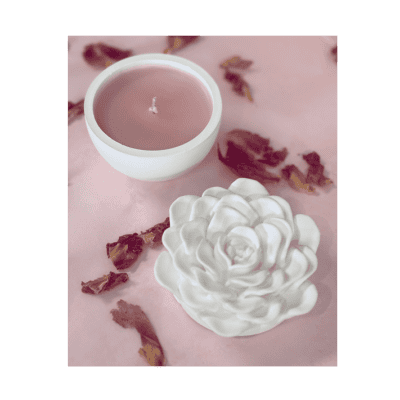 Свещ в керамичен съд цвете