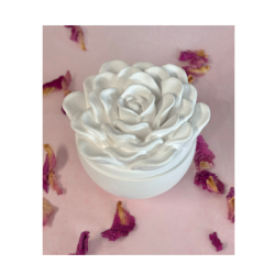 Свещ в керамичен съд цвете